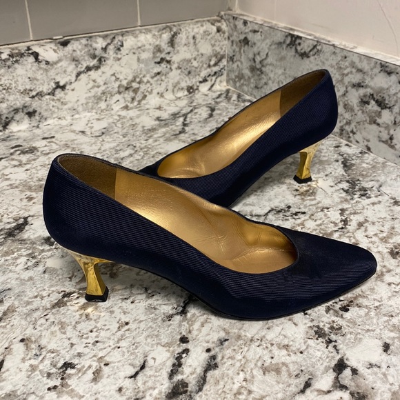 Stuart Weitzman Shoes - Stuart Weitzman Vintage Pumps